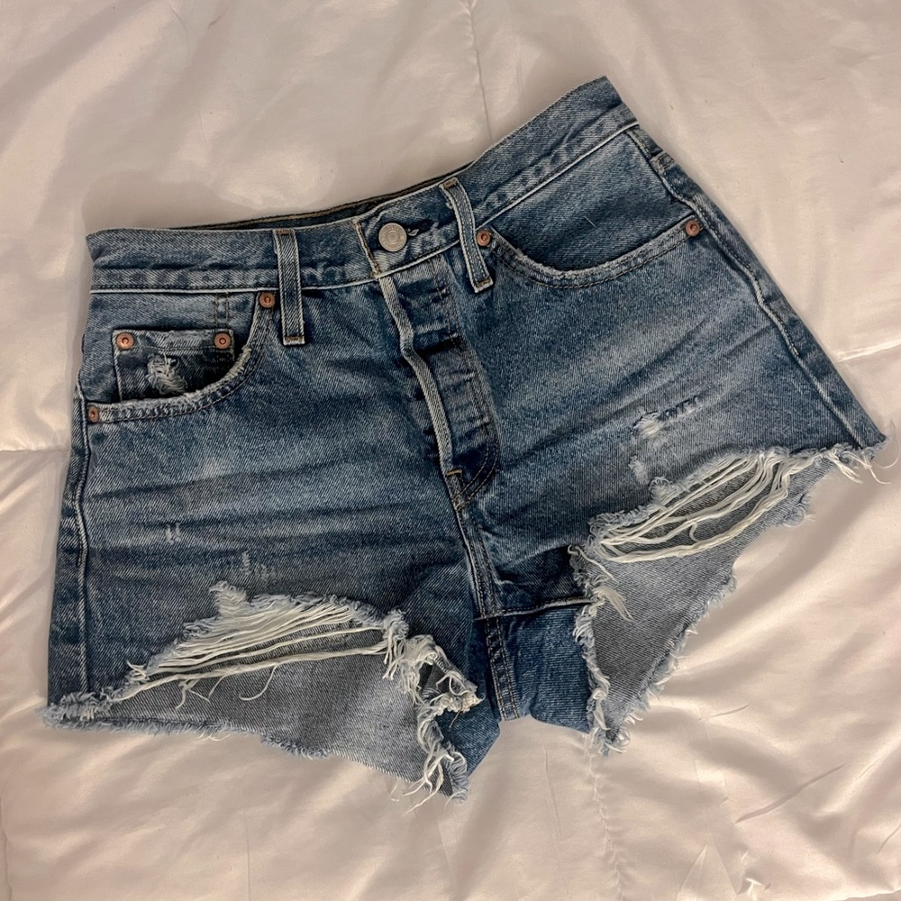 *NWOT* Levi’s 501 Distressed Cutoff Jean Shorts 🔥